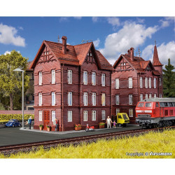 Vollmer 43806 Eisenbahner-Wohnhaus mit First