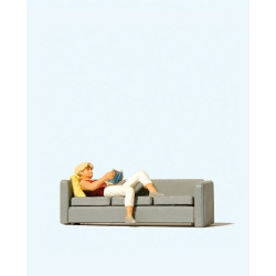 Preiser 28179 Lesende auf Sofa
