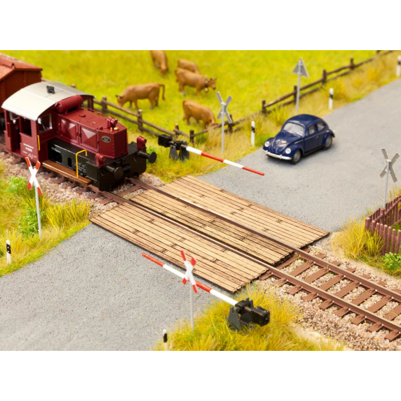 Noch 14305 L.-C. Bahnübergang Holzbohlen