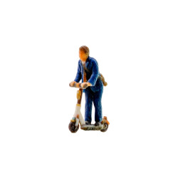 Noch 10607 Mann auf E-Scooter